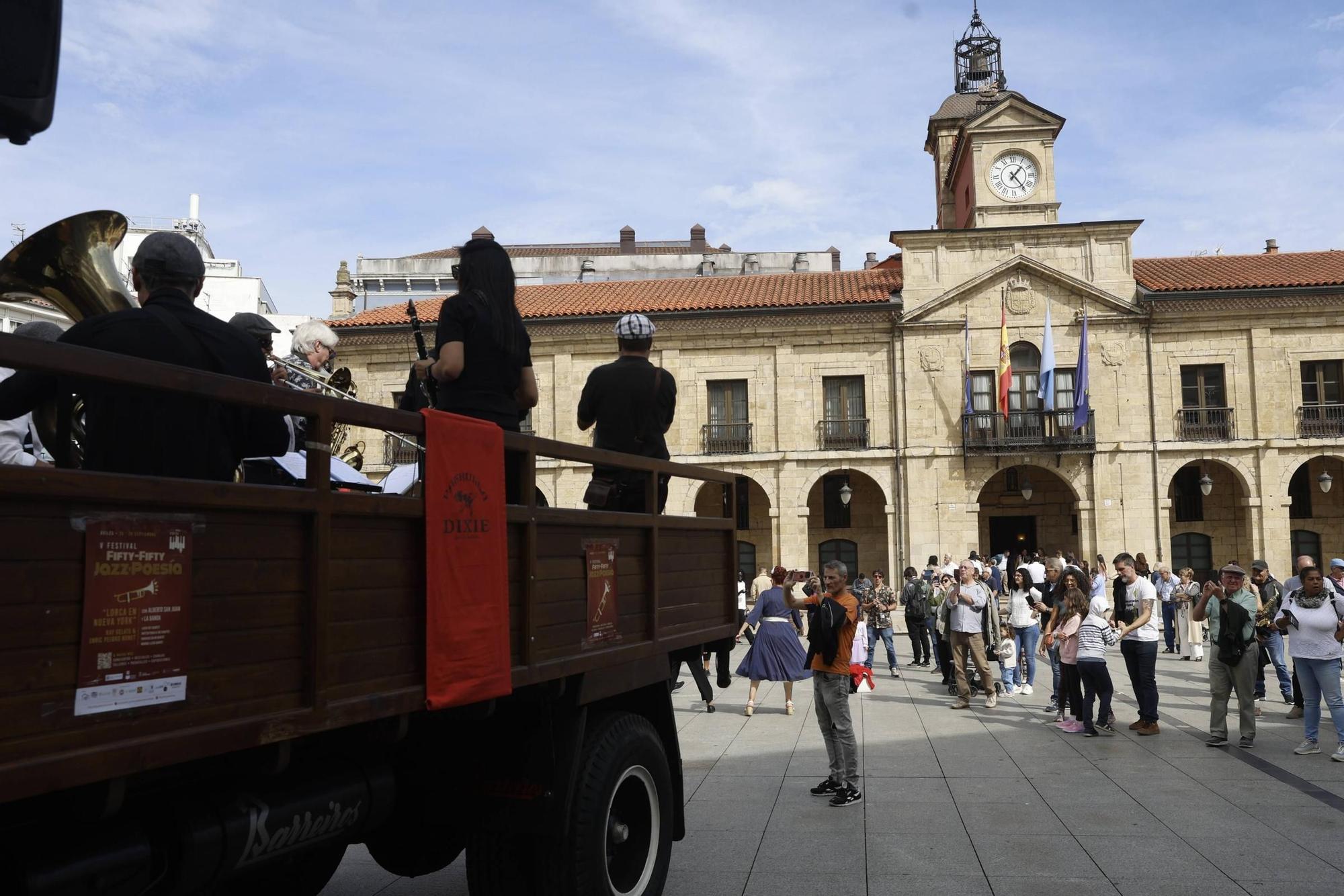EN IMÁGENES: Así fue el concierto ambulante de jazz por las calles del casco histórico de Avilés
