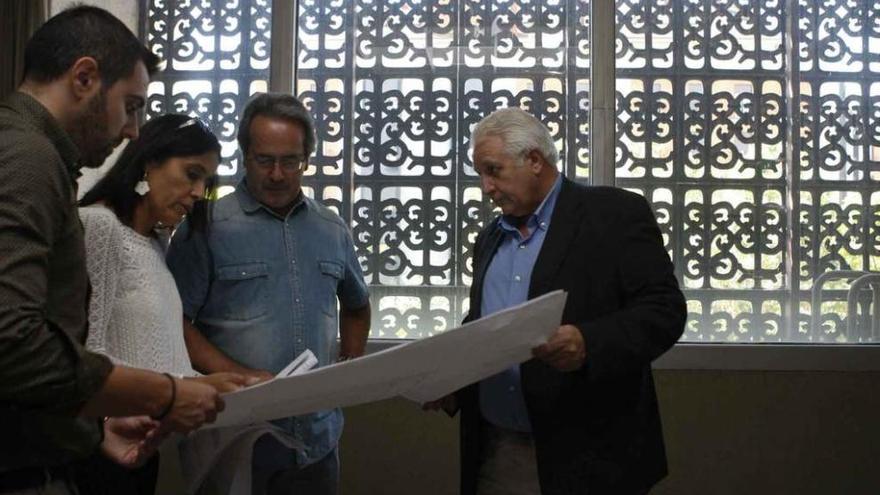 Esteban Granados, María Ángeles Marcos, Francisco Guarido y José Carlos Calzada observan los planos.