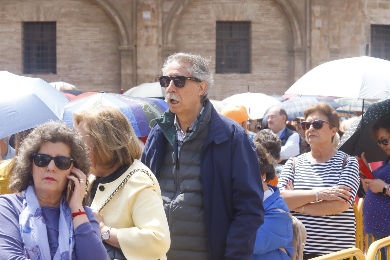 Comienza el Besamanos a la virgen pese al mal tiempo