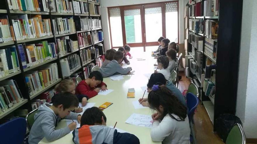 Varios de los niños que participaron en las actividades organizadas en la biblioteca municipal de Villaralbo
