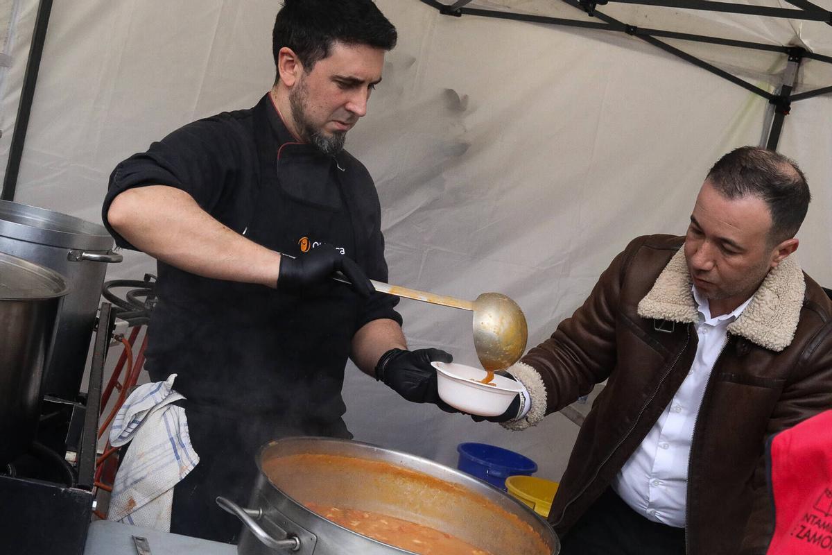 GALERÍA | Sanantonada de Azayca en la Plaza Mayor: agotados todos los platos