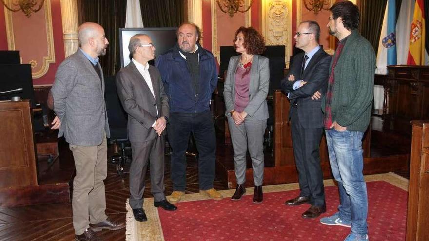 La alcaldesa de Ponferrada, con Jesús Vázquez y los portavoces de los grupos municipales. // Iñaki Osorio