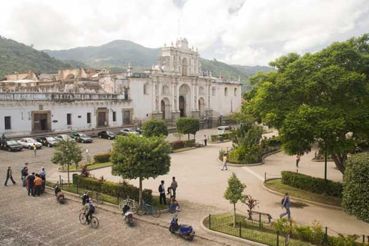 Parque Central y Caterdal de San José en Antigua.