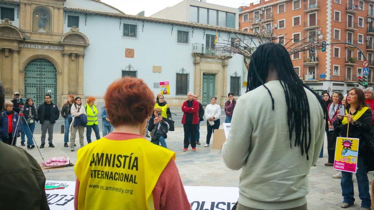 Manifetación en la plaza San Agustín de Murcia para protestar contra las "redadas racistas" en el barrio de San Andrés.