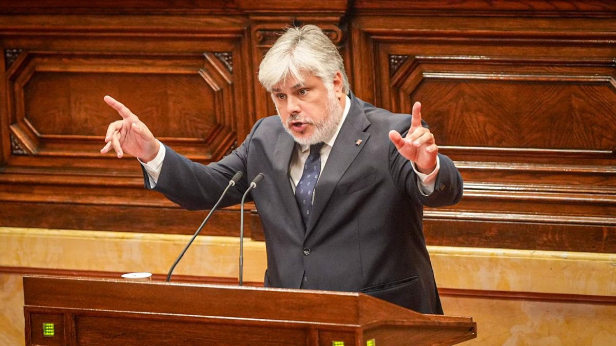 Junts acusa a Illa de poner a Catalunya "en la UCI" y le compara con Donald Trump