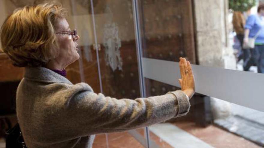 El propio Ayuntamiento está lleno de trampas para las personas con discapacidad sensorial o física: desde puertas de cristal a rampas insuficientes.