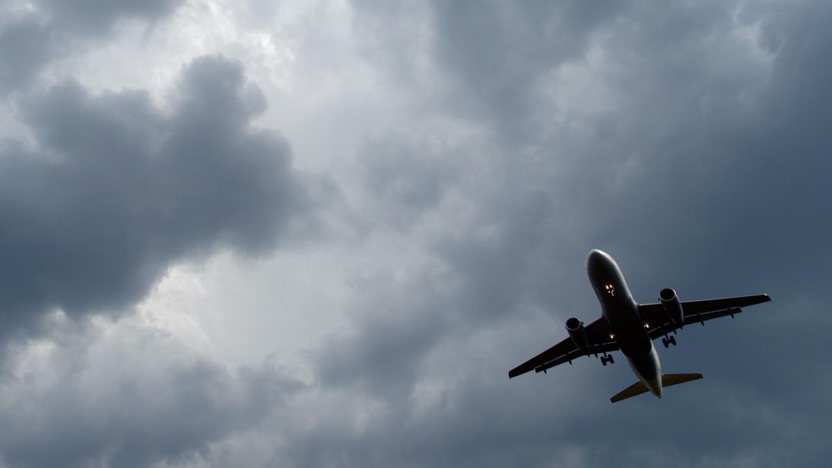Gewitterwolken türmen sich am 23.07.2013 in Köln (Nordrhein-Westfalen) über einem landenden Flugzeug auf. Der Klimawandel dürfte das Fliegen unruhiger machen. Schwere Turbulenzen könnten zur Mitte des Jahrhunderts mehr als doppelt so häufig vorkommen wie derzeit noch.