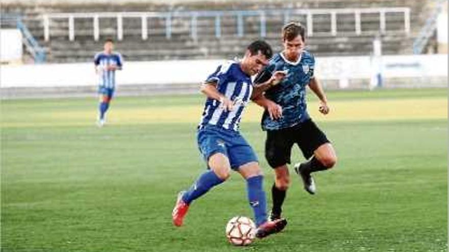 Jaume Duran i la resta de jugadors del Palamós no van poder aturar el Figueres ahir a Vilatenim.