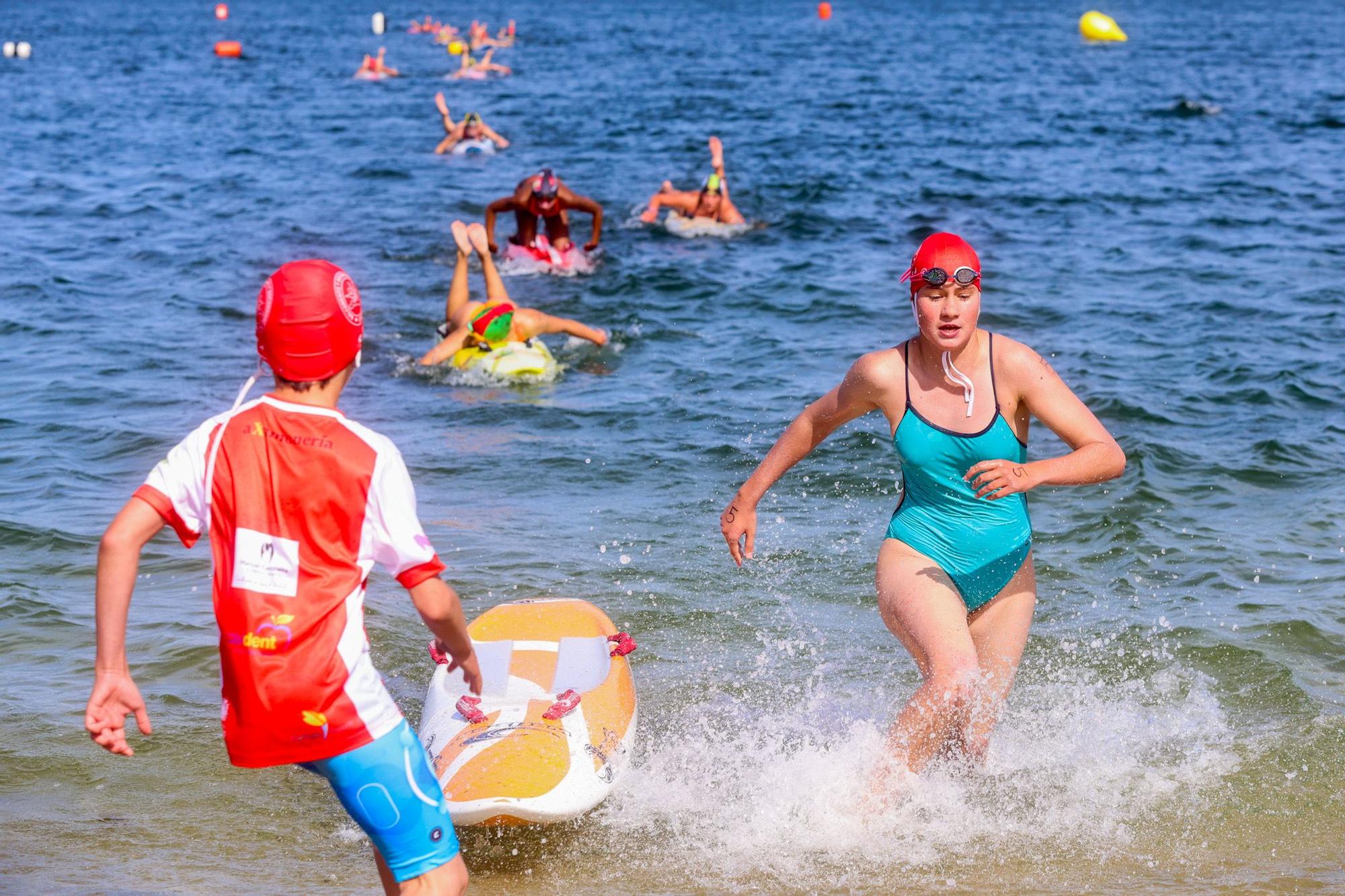 El salvamento llena de espectáculo deportivo la playa de A Concha