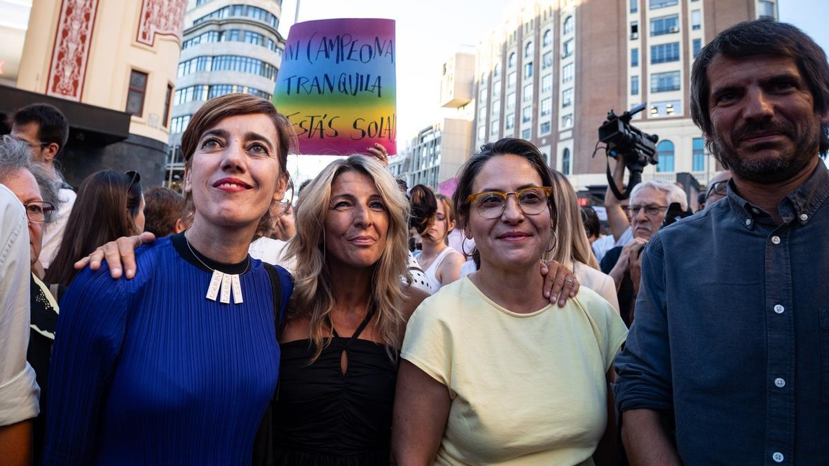 Marta Lois xunto a Yolanda Díaz na concentración de apoio a Jenni Hermosos