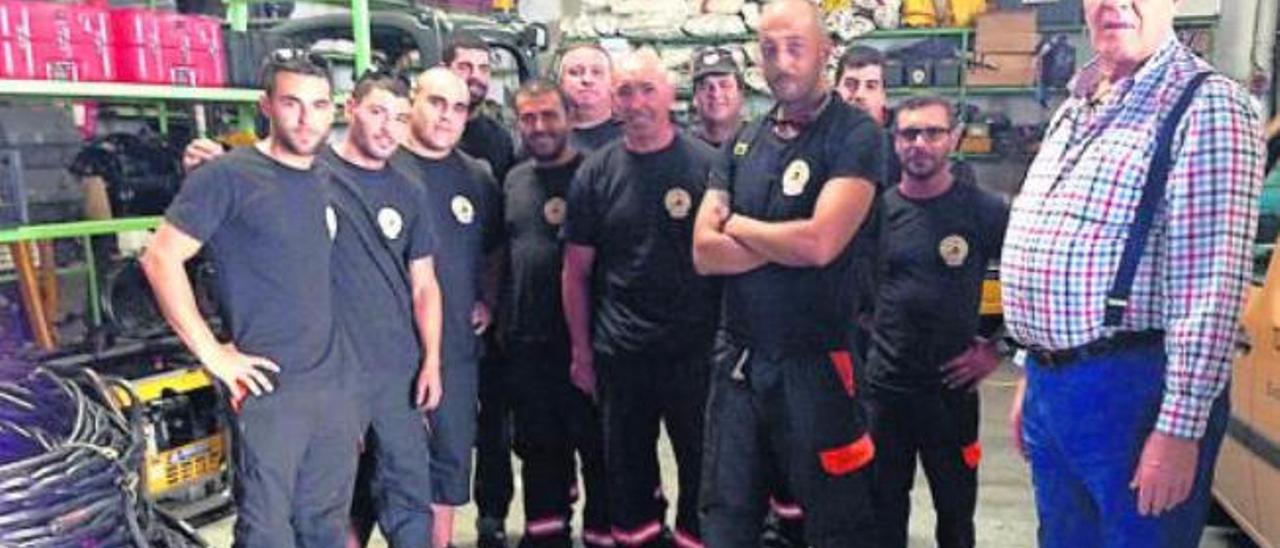 Los trabajadores de J. L. Samper, con su director, José Luis Samper, a la derecha, junto al cañón hallado, ayer.