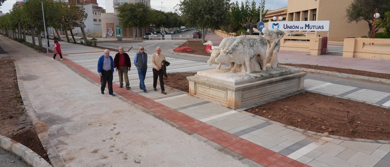 El Ayuntamiento de Castelló trabaja en la ejecución de una avenida de Lledó 100% accesible. En la fotografía, el entorno de la escultura de Perot.