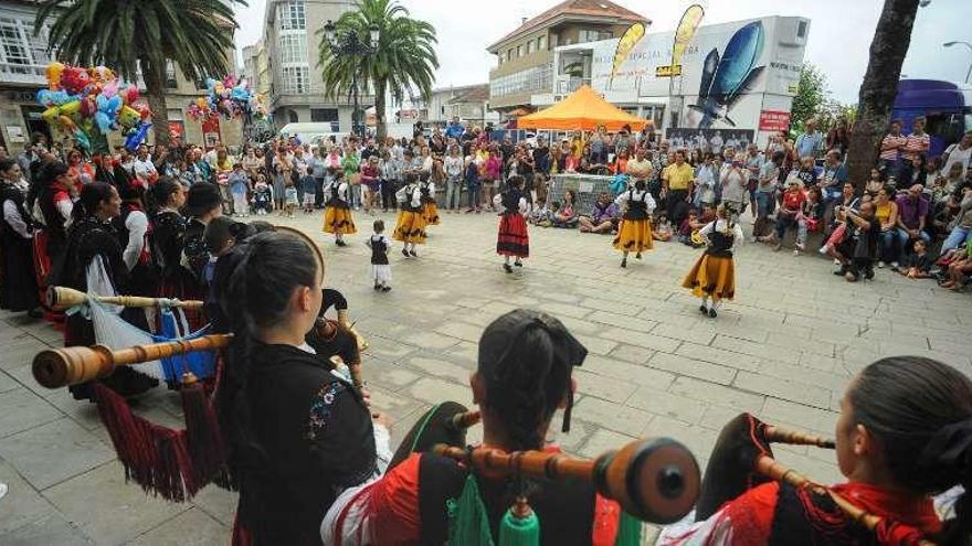 El camión de Gadis, junto a la Praza do Concello, llena de gente. // IA.