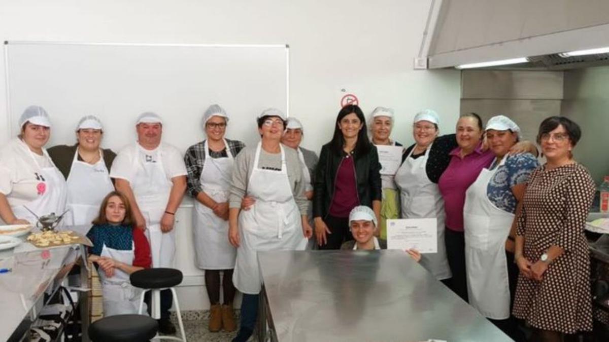 A alcaldesa, cos participantes no curso.  | // FDV