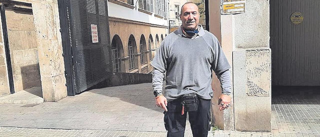 Primo, con su nueva imagen estilizada y 32 kilos menos, ante la rampa de los Juzgados.