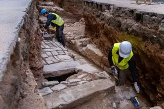 Barcelona descubre balas de cañón y casas bombardeadas durante el asedio de 1714 bajo una calle del Born