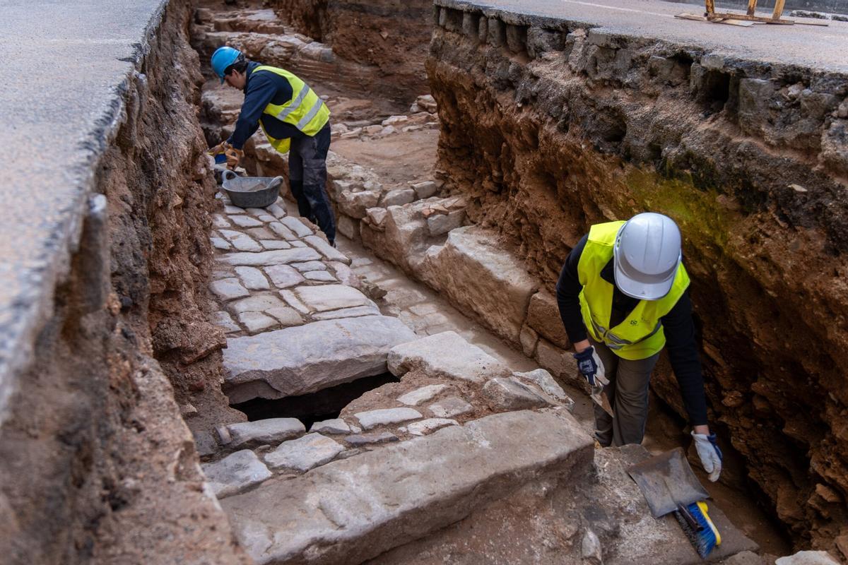 Visita a les excavacions arqueològiques, al carrer Antic de Sant Joan (barri de la Ribera) aparegudes en obres de renovació del clavegueram