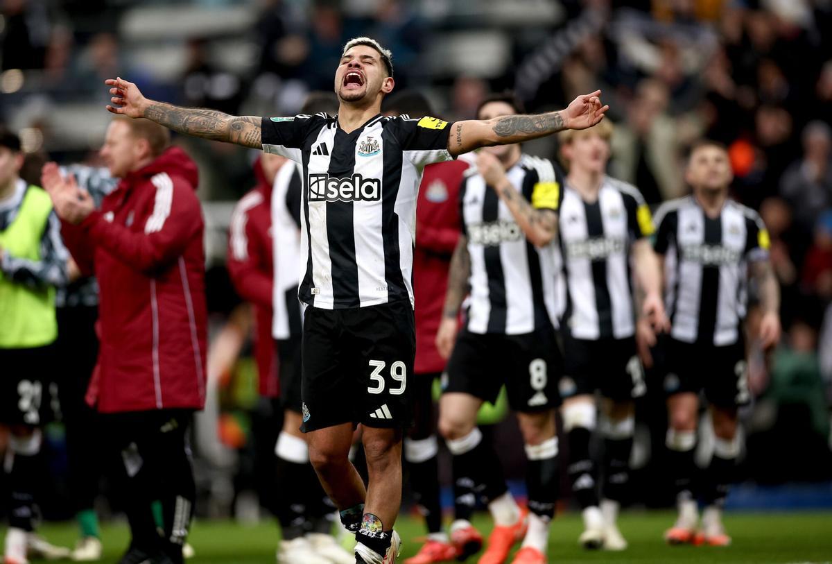 Bruno Guimaraes celebra con el Newcastle