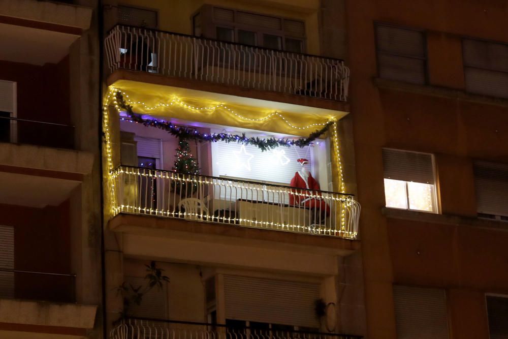 Las fachadas y los balcones más navideños de Vigo. // A. Villar - J.Lores - M. Clavero