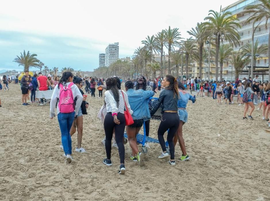 Miles de jóvenes celebran el botellón en la playa de San Juan