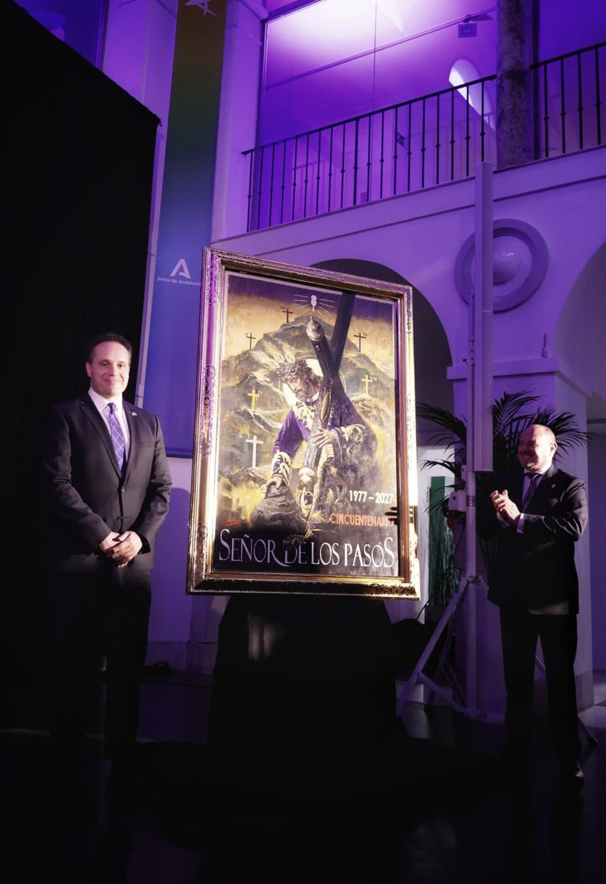 Raúl Berzosa junto al cuadro que será el cartel anunciador del L Aniversario del Nazareno de los Pasos.