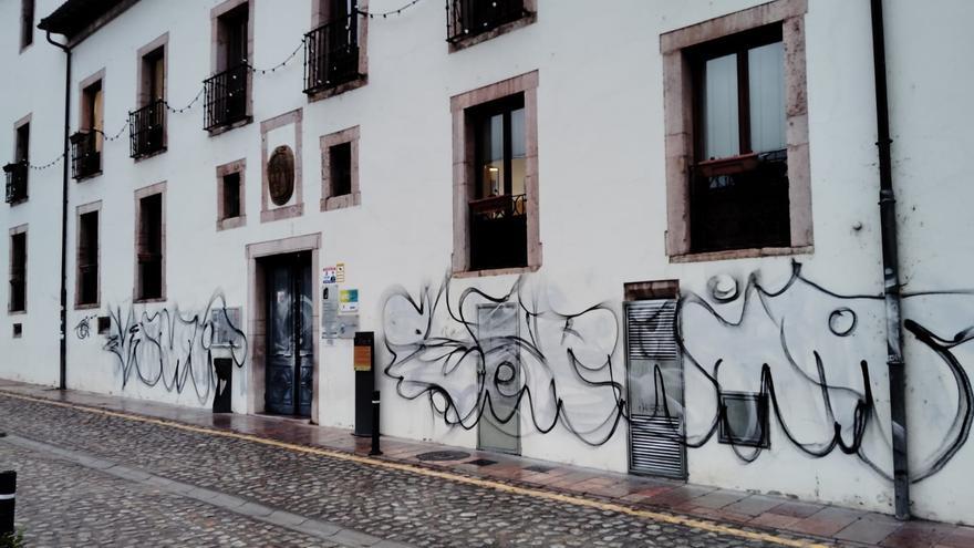 Los destrozos de la Casa de Cultura de Grado ya han sido reparados: así había quedado la fachada con las pintadas