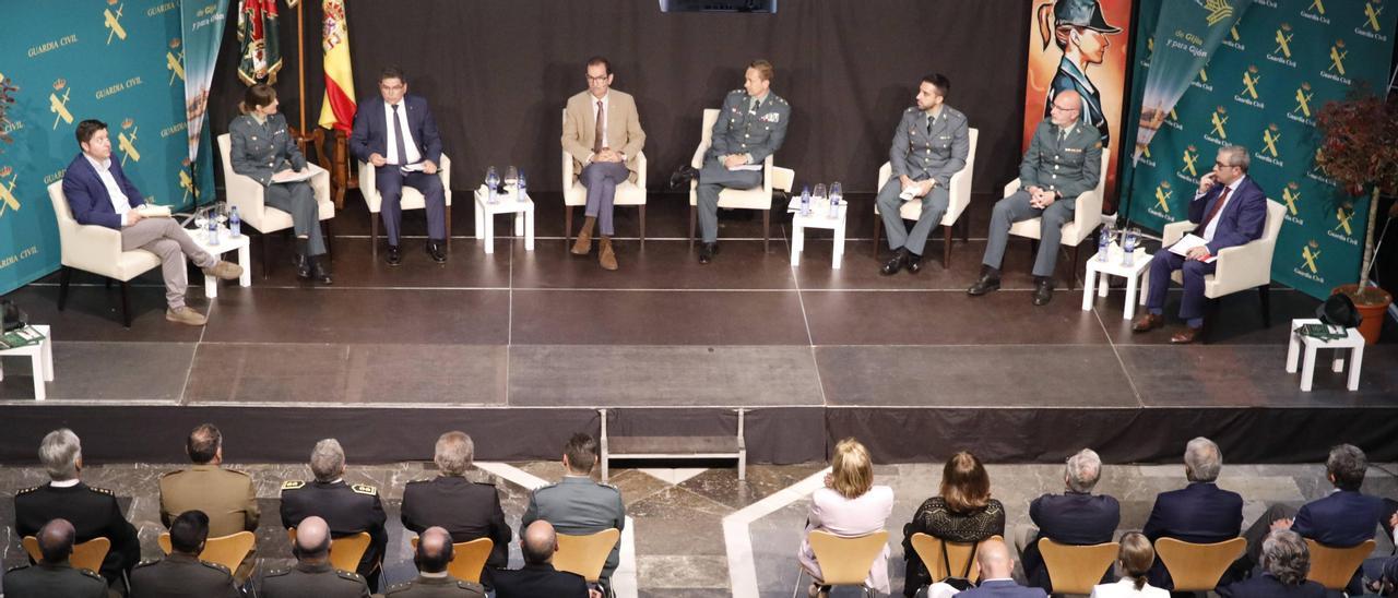 La presentación del libro sobre la historia de la Comandancia de la Guardia Civil de Gijón, en imágenes