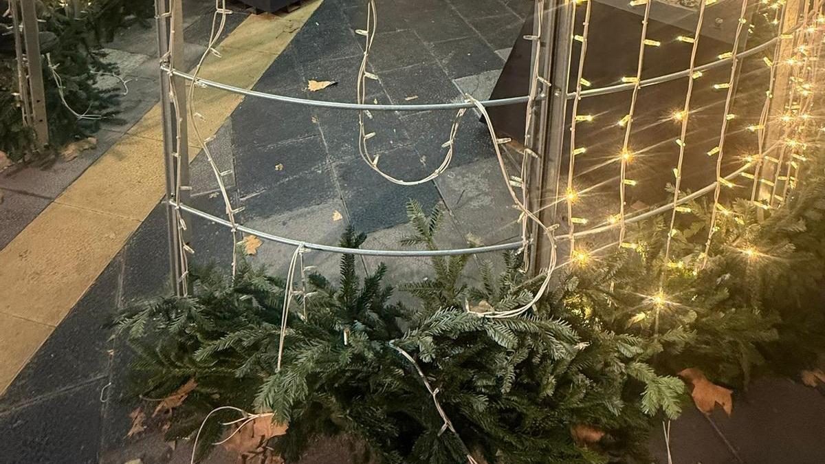 Cables arrencats a l'arbre lluminós que decora la plaça de Neus Català i Palleja de cara a les festes