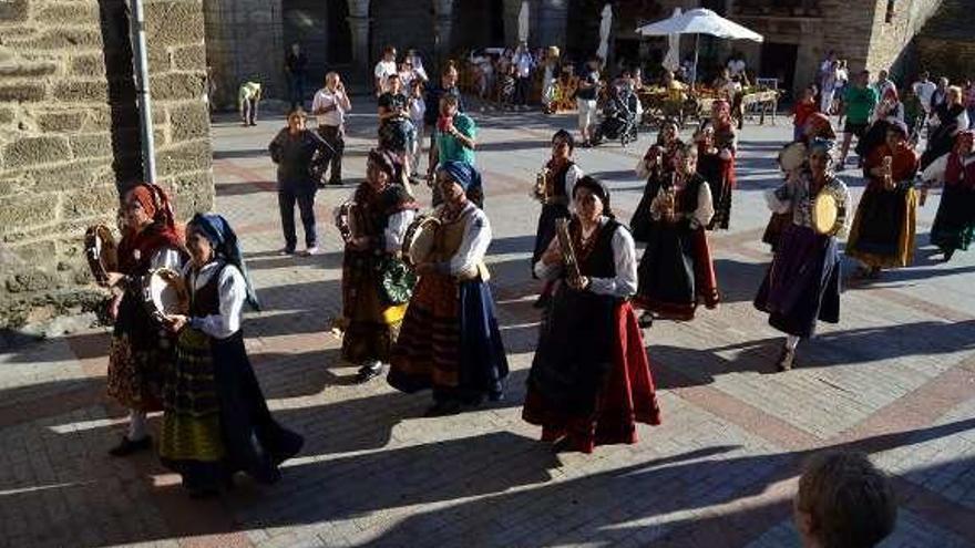 Los vestidos tradicionales llenaron las calles de color.