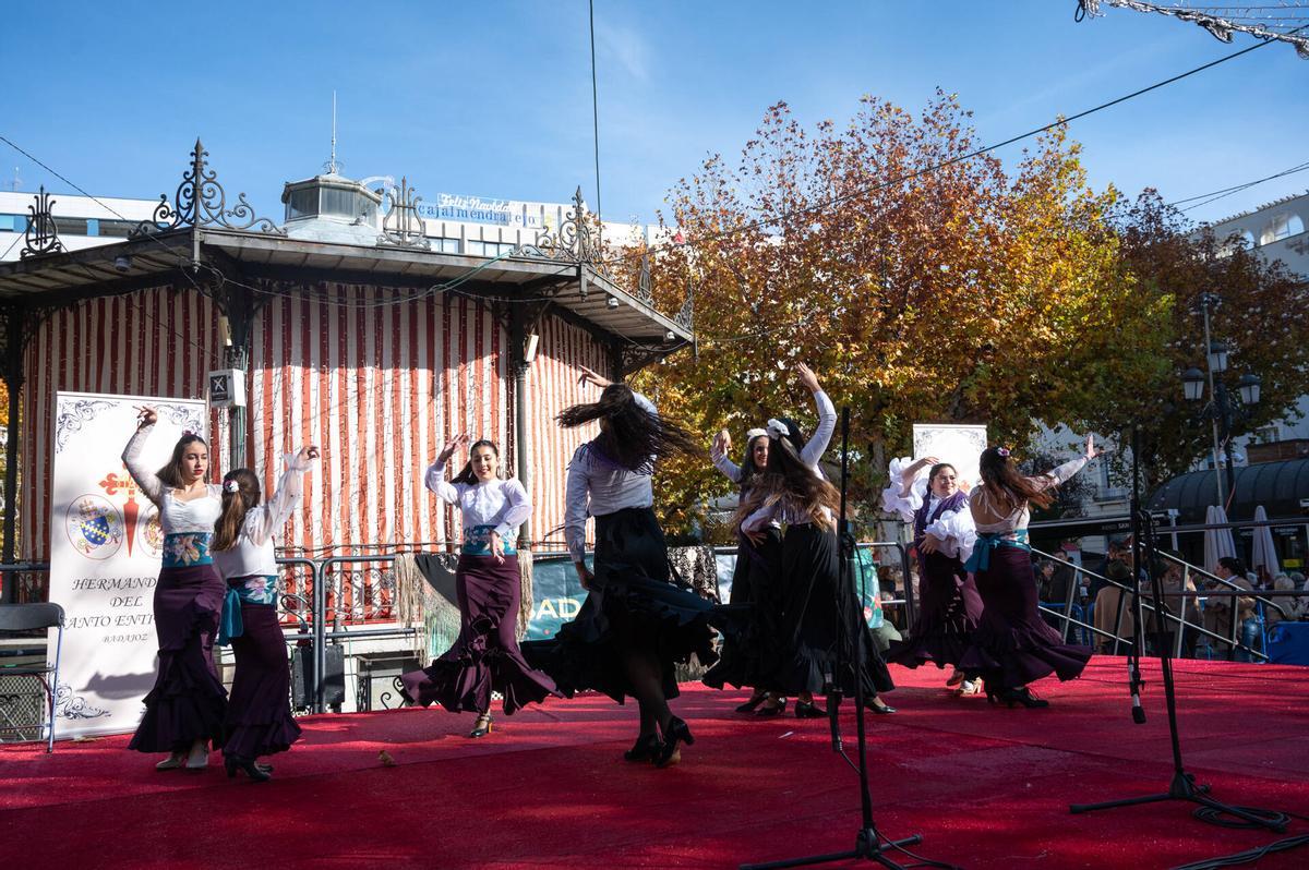 Uno de los grupos participantes actúa en el escenario de San Francisco (Badajoz).