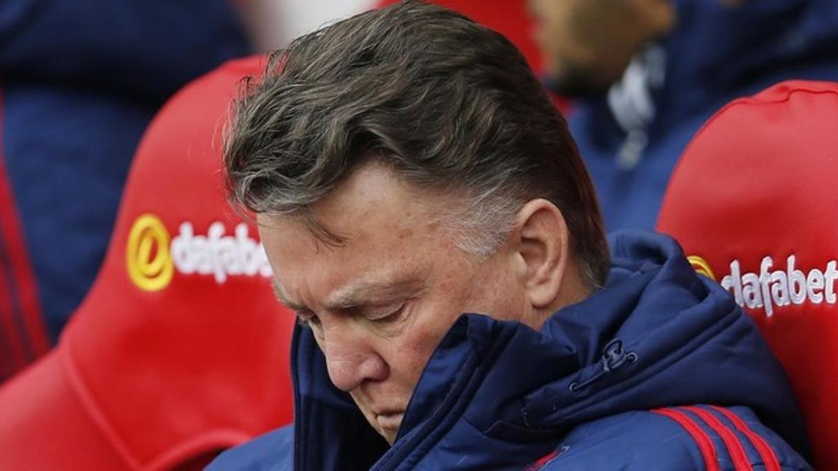 Van Gaal, hundido, durante el partido contra el Sunderland.