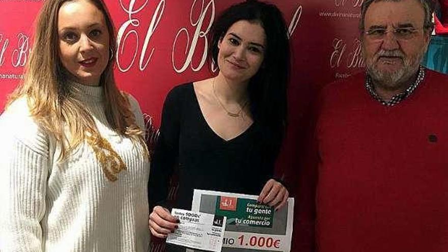 Entrega de los 1.000 euros de los comerciantes de San Martín