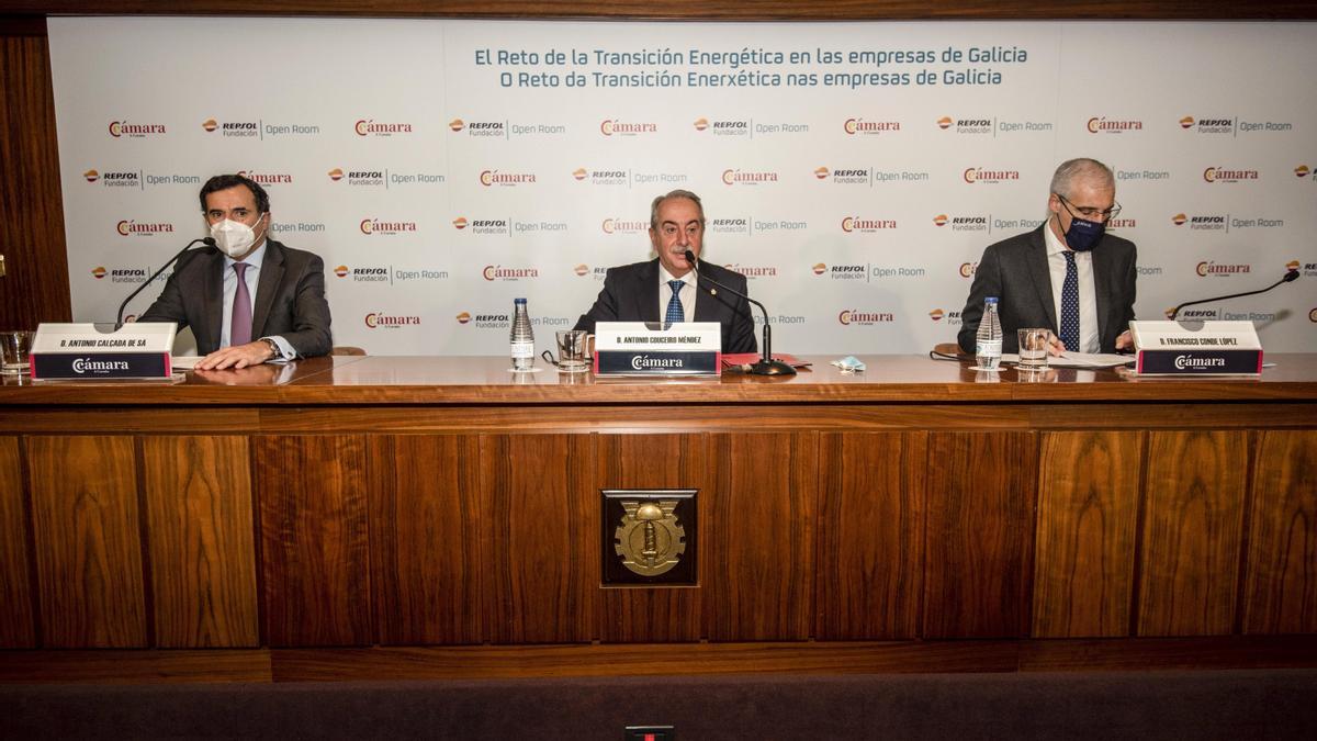 Antonio Calçada (1), Antonio Couceiro (c) y Francisco Conde, ayer, en la jornada sobre transición energética de la Cámara de Comercio.