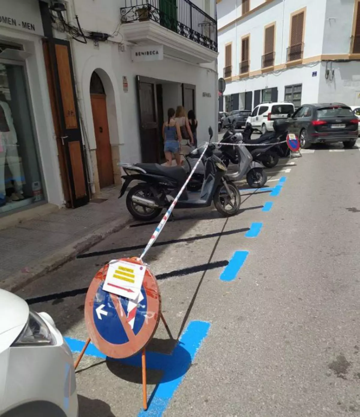 Vila restaura la señalización de la zona azul de la Marina que pintaron de blanco