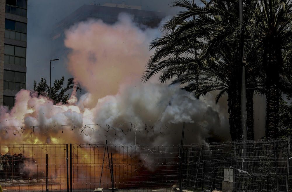 La Pirotecnia Murciana se estrena en Hogueras con una mascletá con un potente final