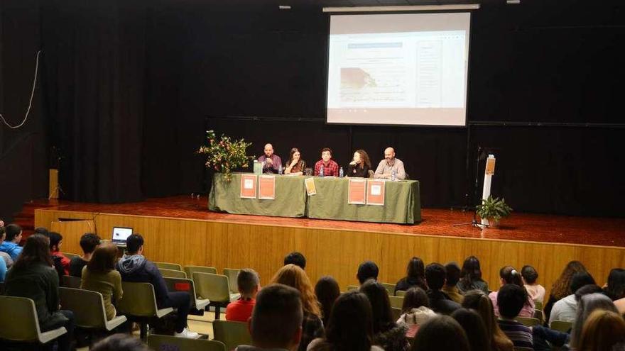 Un momento do acto de onte no salón de actos do instituto Johán Carballeira. // Gonzalo Núñez