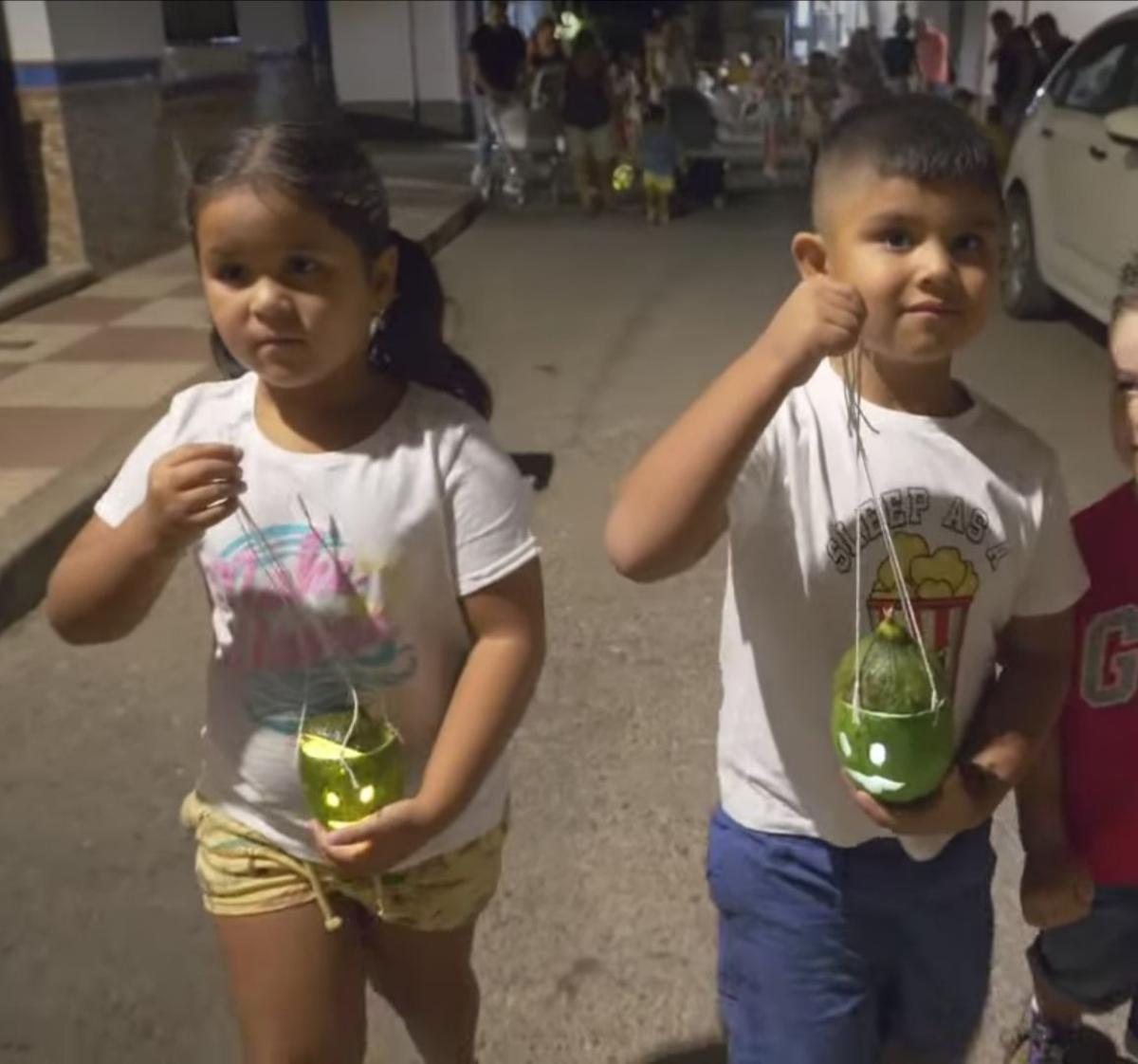 La Victoria recupera la tradición de los farolillos de melón: luz, imaginación y memoria para unir generaciones.