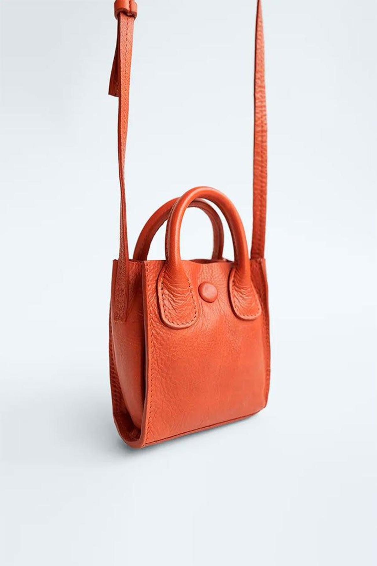 Bolso mini de piel terracota de Zara. (Precio: 29,95 euros)