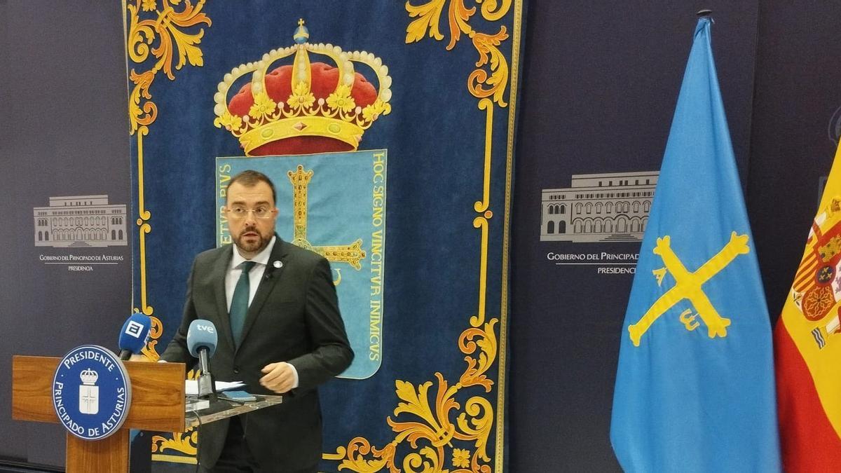 El presidente del Principado de Asturias, Adrián Barbón, en rueda de prensa.