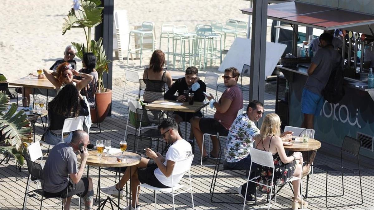 Una terraza en la playa del Bogatell