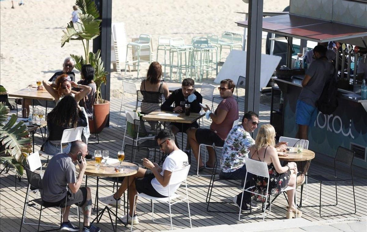 Una terraza en la playa del Bogatell.