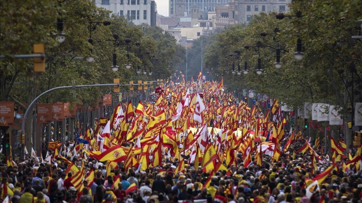 fcasals45436039 people waving spanish flags march during spain s national da181012131246