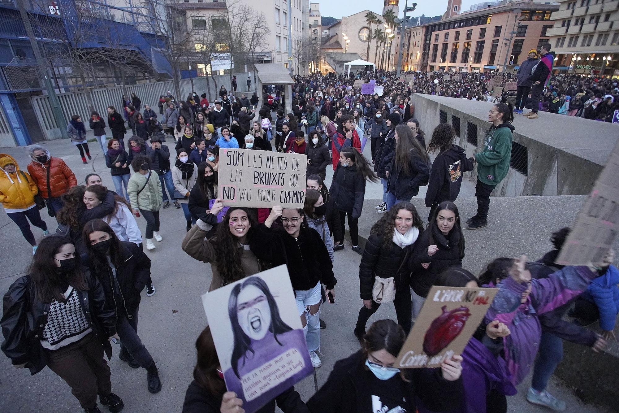 Més de 1.500 persones participen en la manifestació feminista del 8-M a Girona