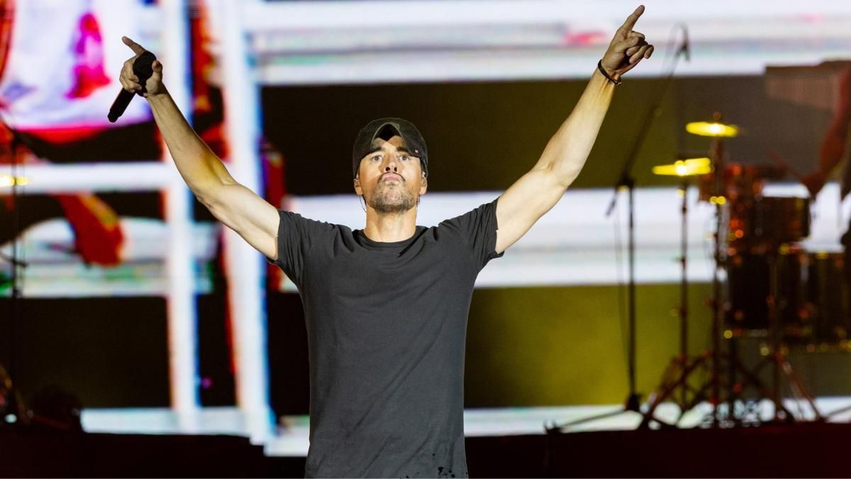 Enrique Iglesias y Emilia Mernes: el beso que tiene a todos hablando
