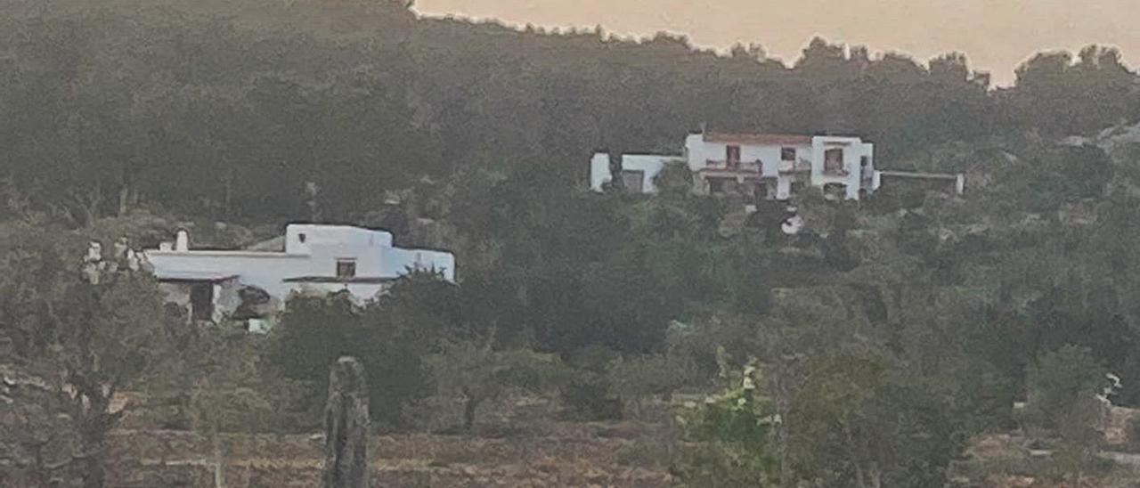 A la derecha, la vivienda de Sant Mateu heredada por el Ayuntamiento de Sant Antoni.