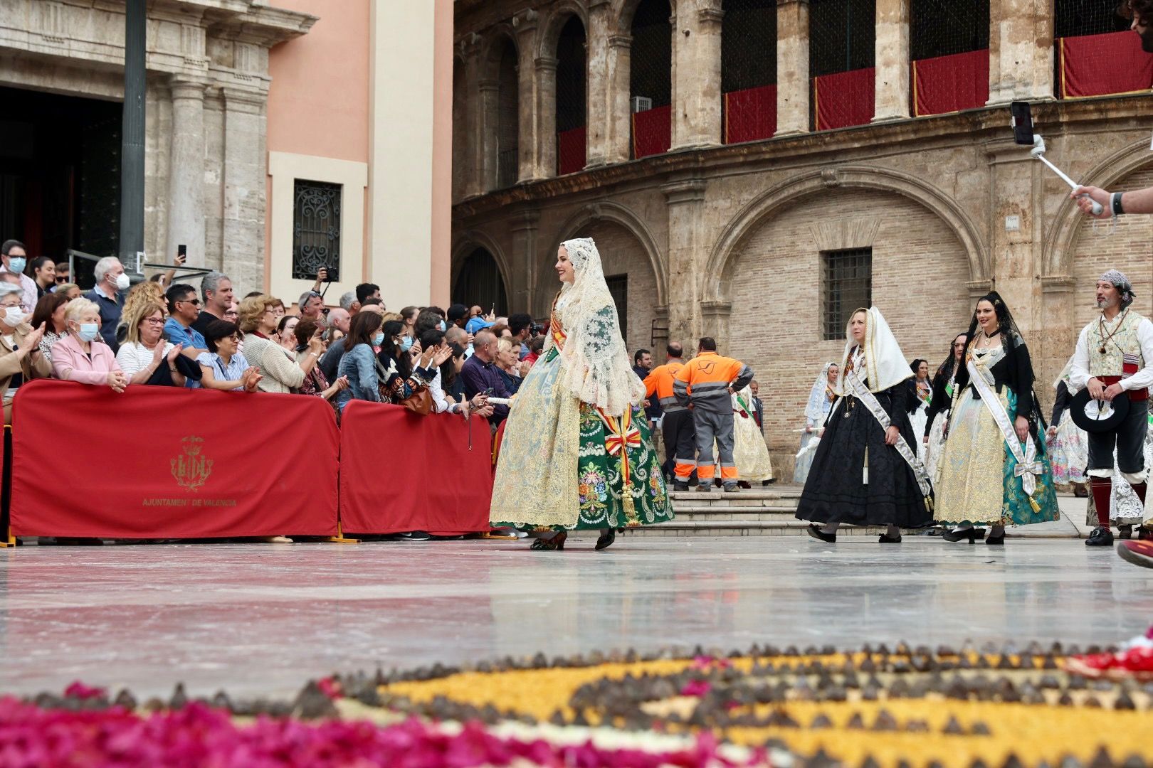 La fuerza de las Fallas en la Procesión de la Virgen (y IV, la comitiva oficial)