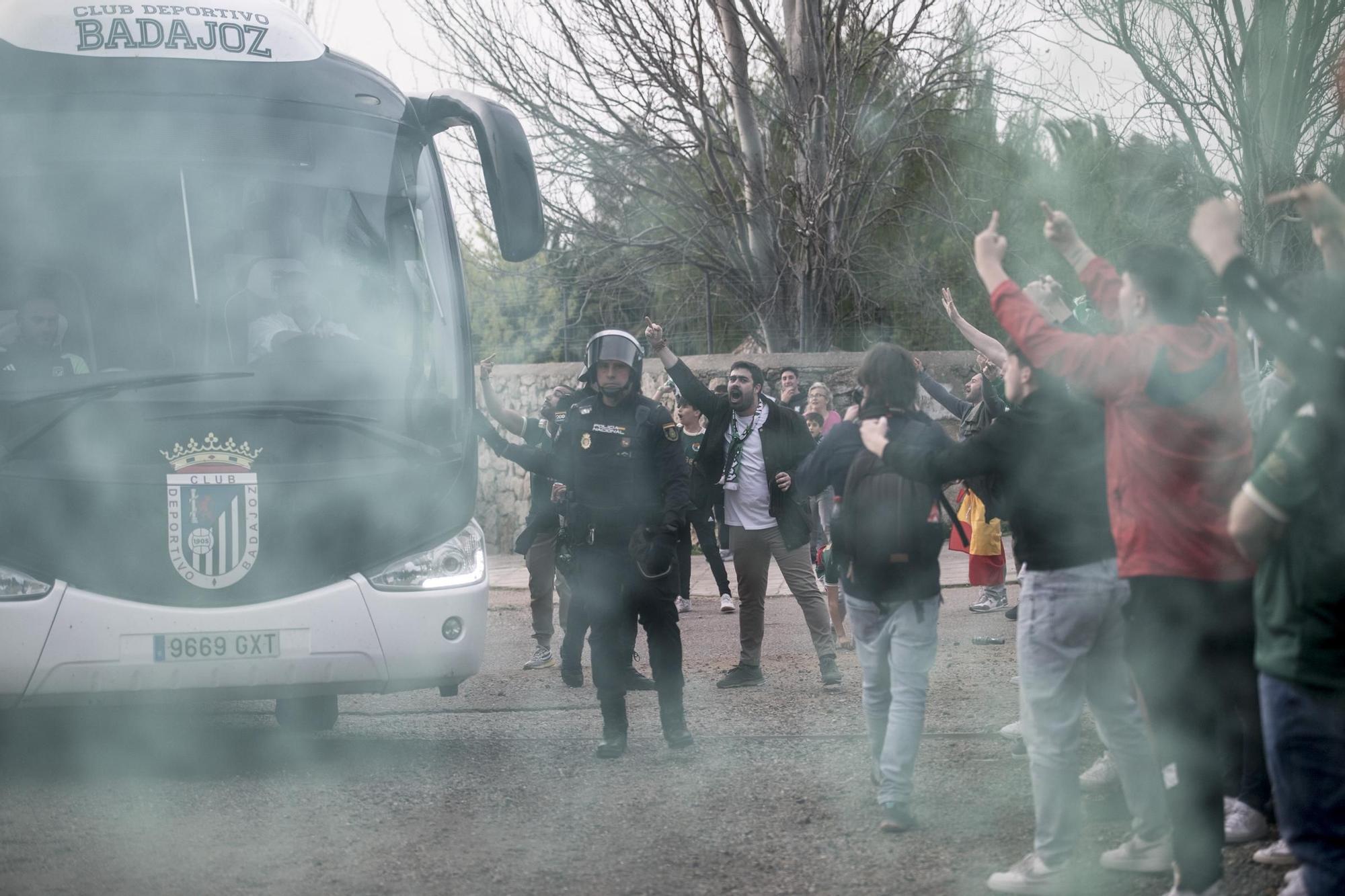 Recibimiento de los aficionados a los autobuses de Cacereño y Badajoz