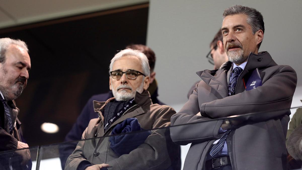 Manolo Paredes, Jesús Martínez y Martín Peláez, en el palco de Ipurúa.