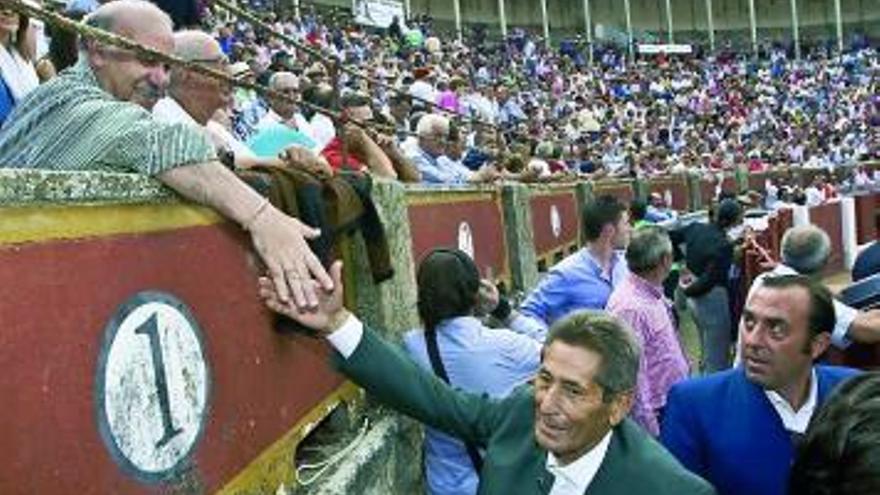 Vicente del Bosque desea suerte a su amigo Andrés Vázquez.