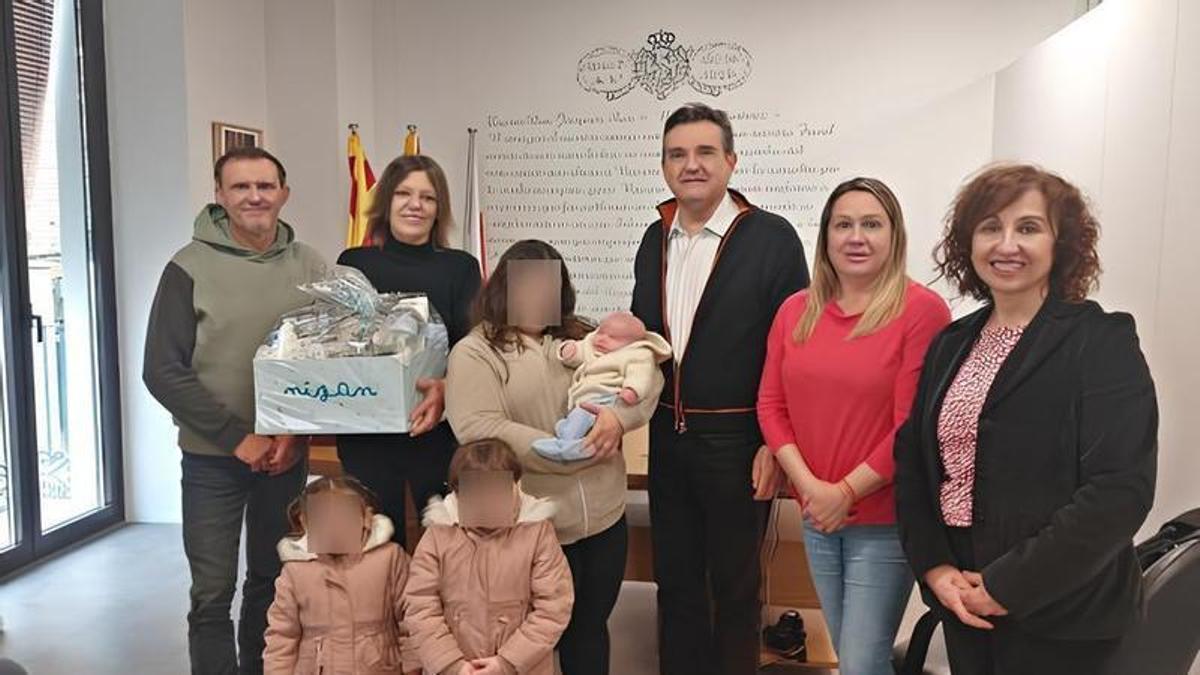 Alcalde y concejales de Santa Bàrbara con el pequeño Nizan en 2025
